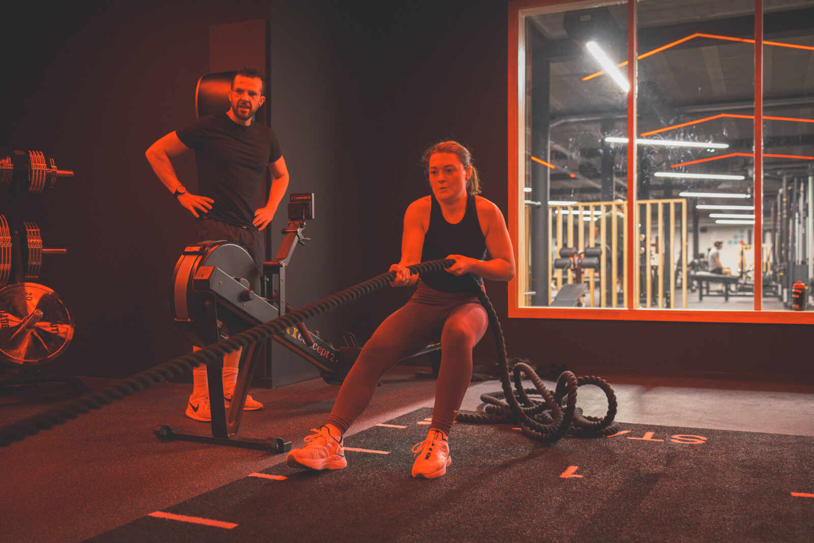 Persoon voert sled pull uit tijdens Hyrox training bij Jims