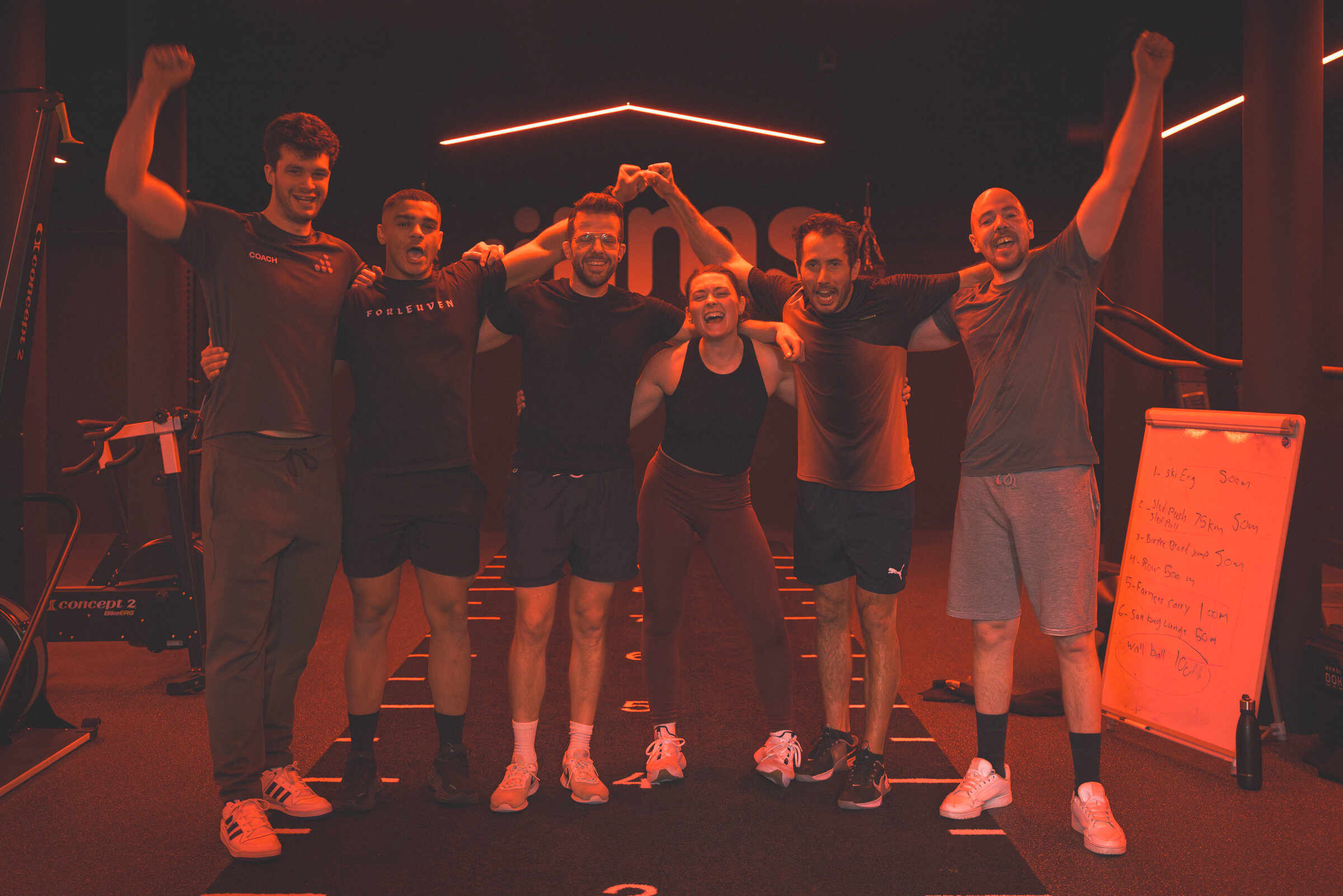 Groupe de personnes apres un entrainement Hyrox au club de fitness Jims